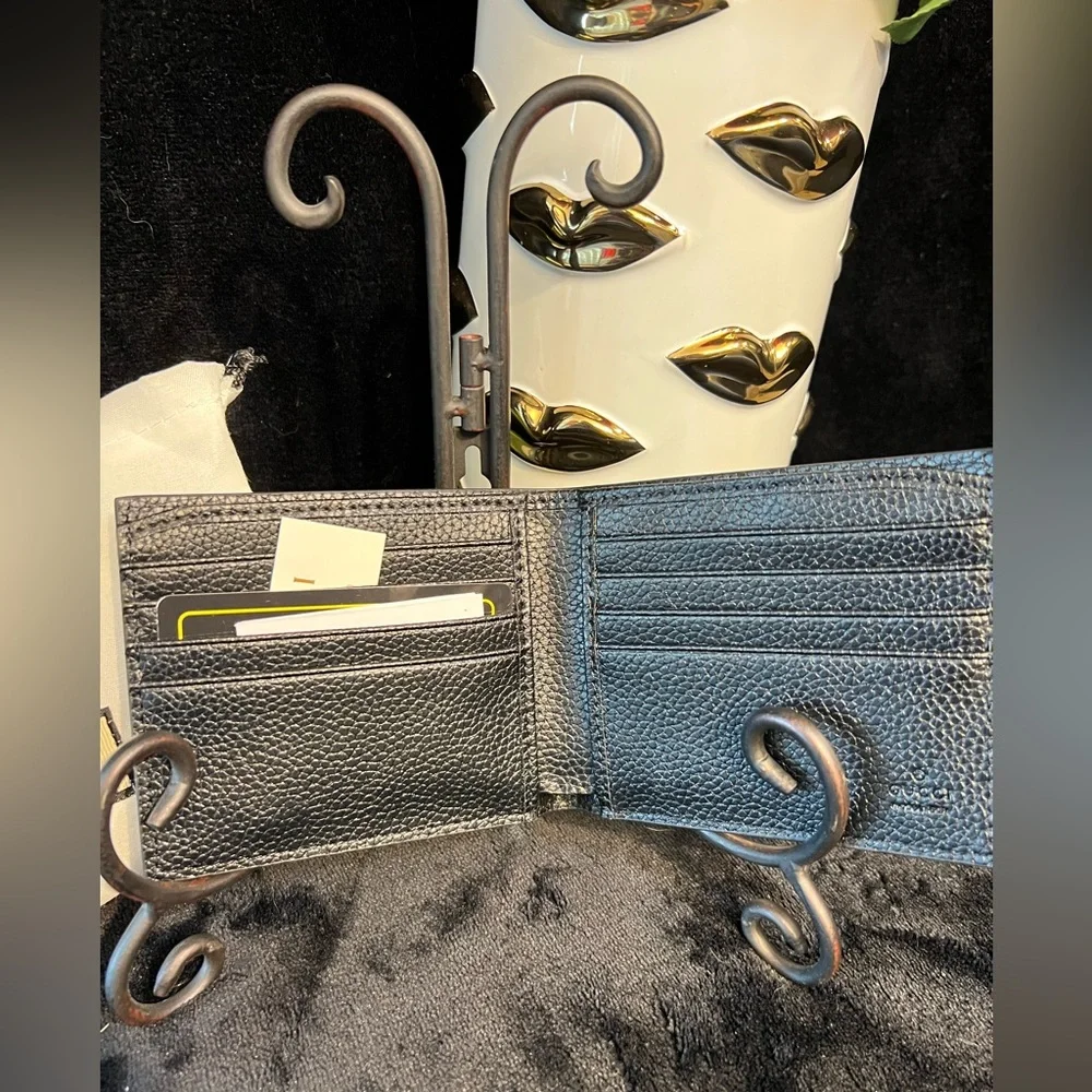 🖤🖤Black FASHION DESIGN Jumbo G pebble grain leather bi-fold wallet🖤🖤NWOT